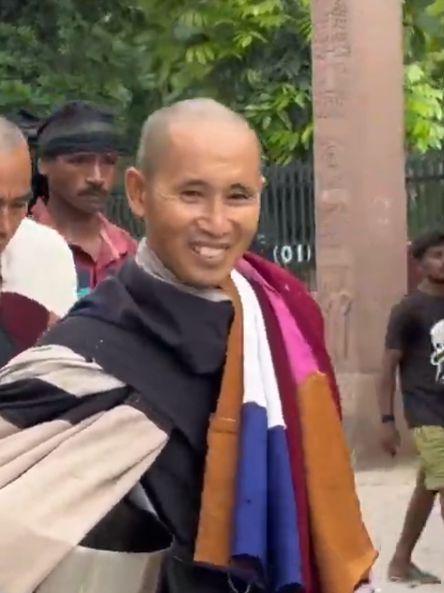 Cún trắng, cún vàng tranh nhau vượt lên cạnh Thầy. #thầyminhtuệ #joyfamily23 