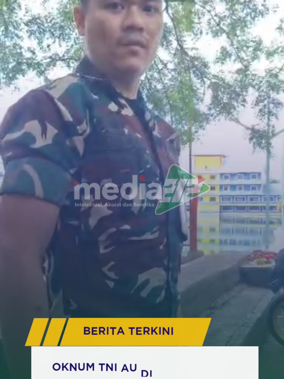 Oknum Prajurit TNI AU Sultan Hasanuddin, Diduga Aniaya Warga di Maros Maros, Sulawesi Selatan – Seorang prajurit TNI Angkatan Udara (AU) dari Pangkalan TNI AU Sultan Hasanuddin Maros, Sulawesi Selatan, diduga mengamuk dan melakukan penganiayaan terhadap seorang Wanita (ibu rumah tangga) yang berjualan di sekitar Wisata Kuliner Pantai Tak Berombak (PTB) Maros, pada Selasa siang, 8 Juli 2025. Insiden ini terjadi sekitar pukul 12.30 WITA dan menimbulkan keresahan di kalangan warga sekitar. Menurut keterangan saksi mata, oknum prajurit tersebut tiba-tiba datang dan mengamuk, diduga karena permasalahan terkait tempat istrinya bekerja.  Prajurit berseragam dinas tersebut di laporkan datang tiba tiba dengan keadaan marah dengan nada yang tinggi dan mencaci maki wanita (IRT) tersebut dan langsung memukul tangan korban hingga lebam dan mendorongnya hingga hampir terjatuh, selain itu payu darah wanita (IRT) itu sempat tersentuh tangan oknum Anggota TNI AU tersebut.  