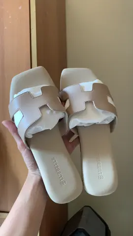 Secakepp ini empuk banget bahannya ☺️🫶🏻  sendal anti ribet,anti licin 😝 #xybca #spillsendal #sendalwanita #sendalantilicin 