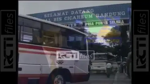 nostalgia video terminal cicaheum tahun 90 an.. terlihat beberapa perusahaan otobus legenda Priangan . ada PO DS , aman sejahtera ,sahabat.  video RCTI files . kenangan yg tak kan terlupakan.mudik 1994 . bandung area .   #busmania #beranda #kenangan #fypage #bandung 
