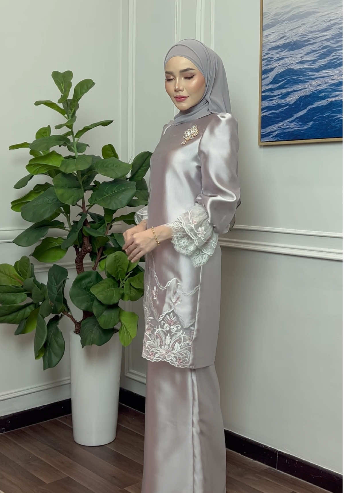 Who can resist this dreamy color? ✨ A perfect blend of modern elegance—soft, refined, and effortlessly stunning. Whether it’s for an event or even your tunang, this one’s made to impress! 😍🔥 #JlabellaArvaniKurung  #JlabellaGlamorousRaya2025