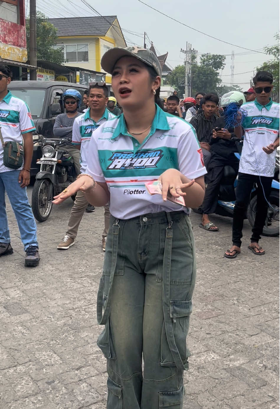 si paling funkot🤣🤙🏻 @Nadyafirzana🤙🤙 #karnavalsoundsystem #karnavalmalang #nadyafirzana #dancerjember #fypシ #fypシ゚viral #fypage 