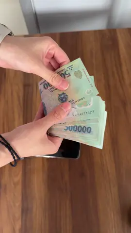 小姐姐来西贡旅游 通过TKTo联系我 找我换盾 胡志明专业换盾换U 🉑送上上门  长期收购越南盾#越南盾兑换人民币 #胡志明专业换盾换U #越南旅游 