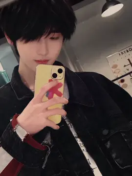 GANTENG BANGET GANTENG BANGET GANTENG BANGET😖 QIHAN GANTENG BANGET😫 qiqi up weibo terbaru, 1 foto doang tapi gantengnya ga ngotak😫 rambutnya ngedukung, outfitnya keren, orangnya lebih ganteng😖 ga kuatttttttt😵‍💫 #zuoqihan #zuoqihan_左奇函💫  #tffamily_4th_generation  #tffamily #tffamily🇨🇳💫  #douyin #ganteng 