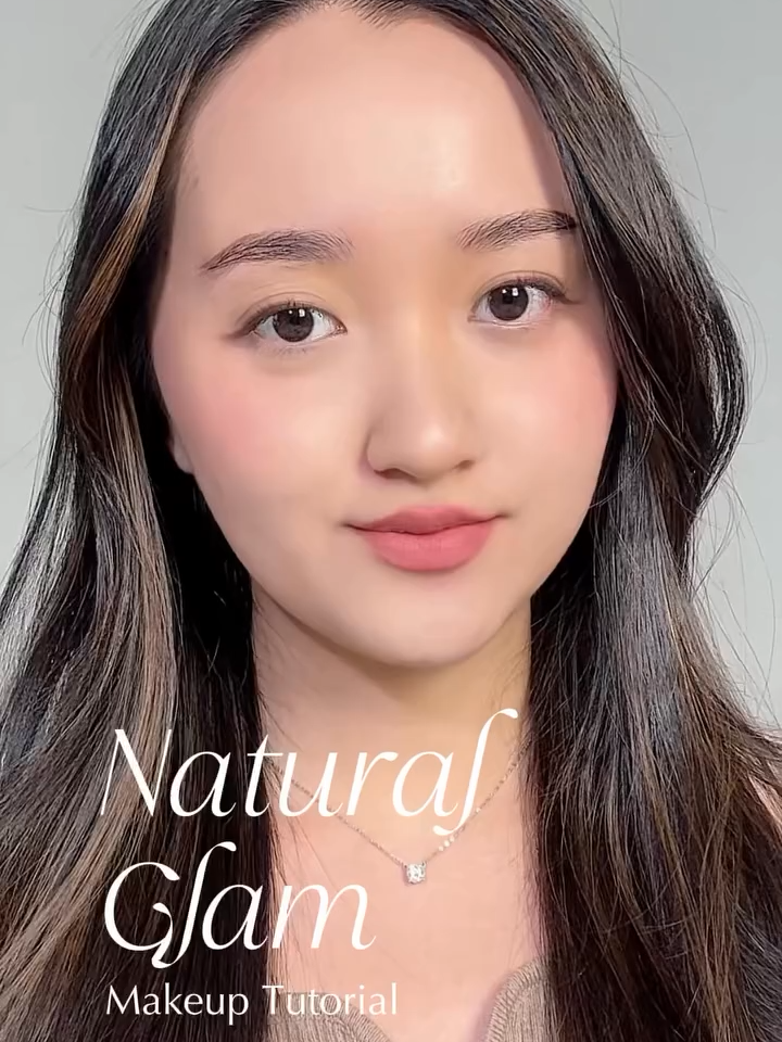 The kind of glam that lets your skin breathe, but still turns heads. What’s one product you must have for that soft, fresh glam look? 👇 cr: suzansfnya