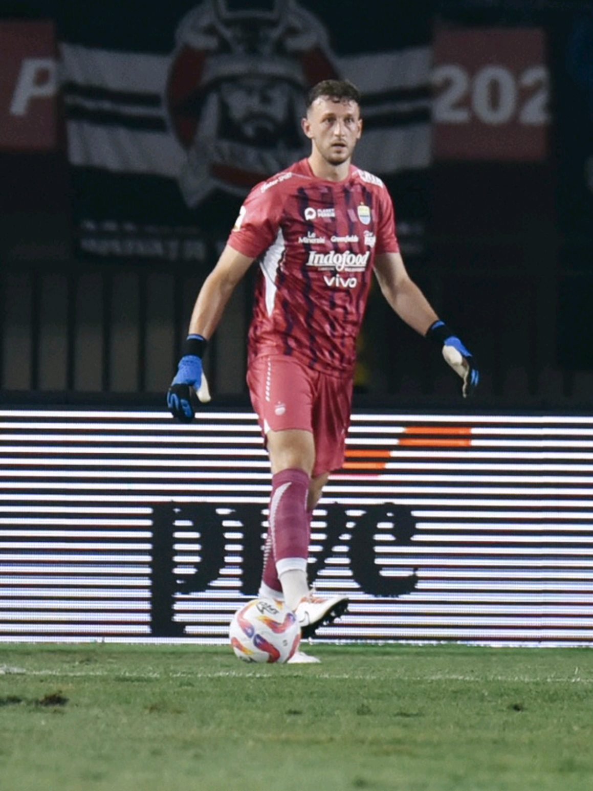 Sharp. Solid. Saving the moment. Adam Przybek, owns his box🧤🔥 #WeArePERSIB