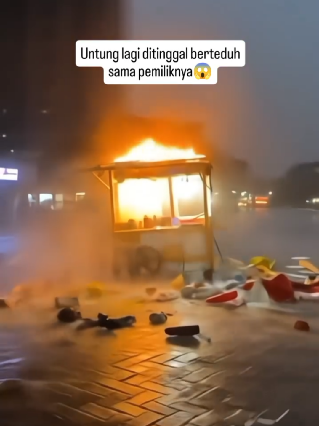 Sebuah gerobak gorengan meledak saat hujan  #berita #beritaviral #beritaterkini #trending #trendingtiktok #fyp #trendingtopic