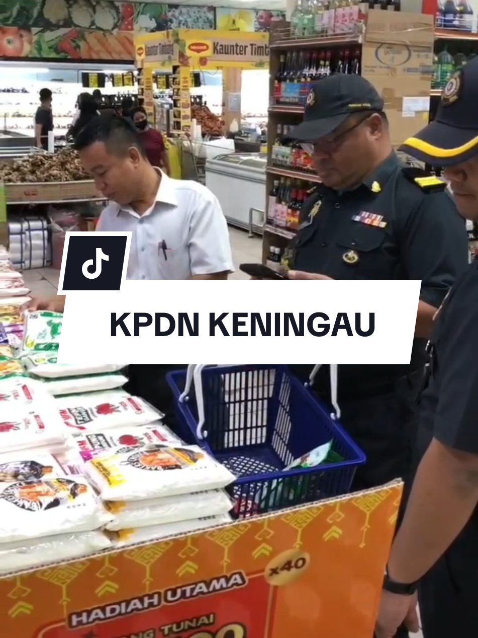 KPDN Cawangan Keningau telah melaksanakan OPS KESAN 4.0 di sekitar kawasan bandar dan luar bandar Keningau. Ops ini menyasarkan pematuhan harga barangan keperluan harian, pelabelan barang kawalan dan memastikan peniaga tidak mengambil kesempatan terhadap pengguna. ✅ Pemeriksaan dilakukan secara menyeluruh & telus. ❌ Peniaga yang ingkar, tindakan tegas terus diambil di lokasi! KPDN akan terus komited dalam menjaga hak pengguna & mengekang ketirisan harga di pasaran. 📲 Jangan diam, lapor terus sebarang penyelewengan atau ketidakpatuhan kepada KPDN! 💬 Gunakan saluran rasmi: 📞 1-800-886-800 📱 Aplikasi Ez ADU KPDN 🌐 www.kpdn.gov.my #kpdn  #kpdnsabah  #kpdnkeningau  #opskesan4.0 #keningau 