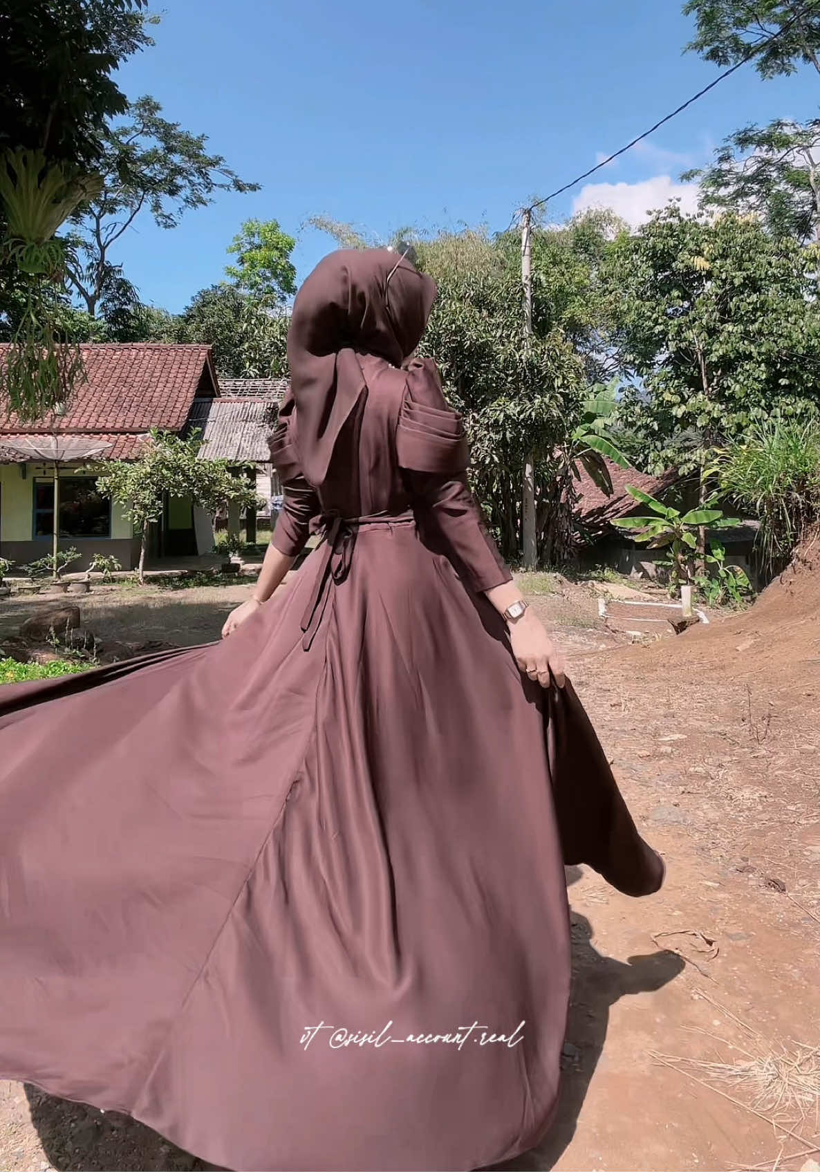 Dress mahogany lagi ini lebih premium lagi ya bahannya juga dijamin tebal 🤍🤏🏻 ||note bbtb 53kg/153cm  #dress #dresskekinian #dresskondangan #dresslebaran #dressmewah #dressmuslimah #dressmurah 