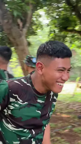 Tutor lempar pisau ngincer kemaluan kebawah🤣