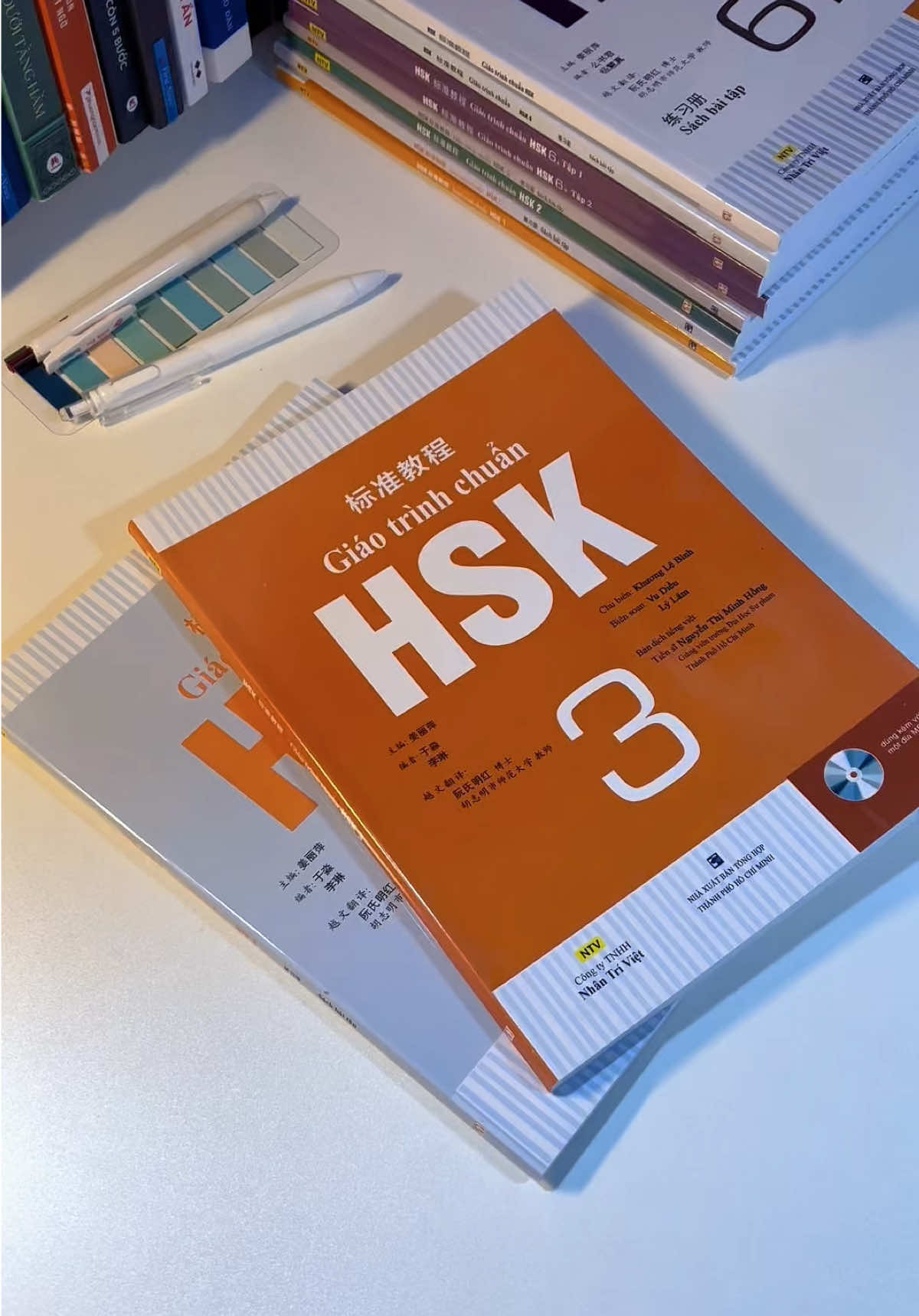 Giáo Trình Chuẩn HSK3 📖 #giaotrinhchuanhsk #hsk3 #tiengtrung #tuhoctiengtrung #BookTok #books #LearnOnTikTok #tiemsachnhonhameoo #iam_maimaii ♥️📚