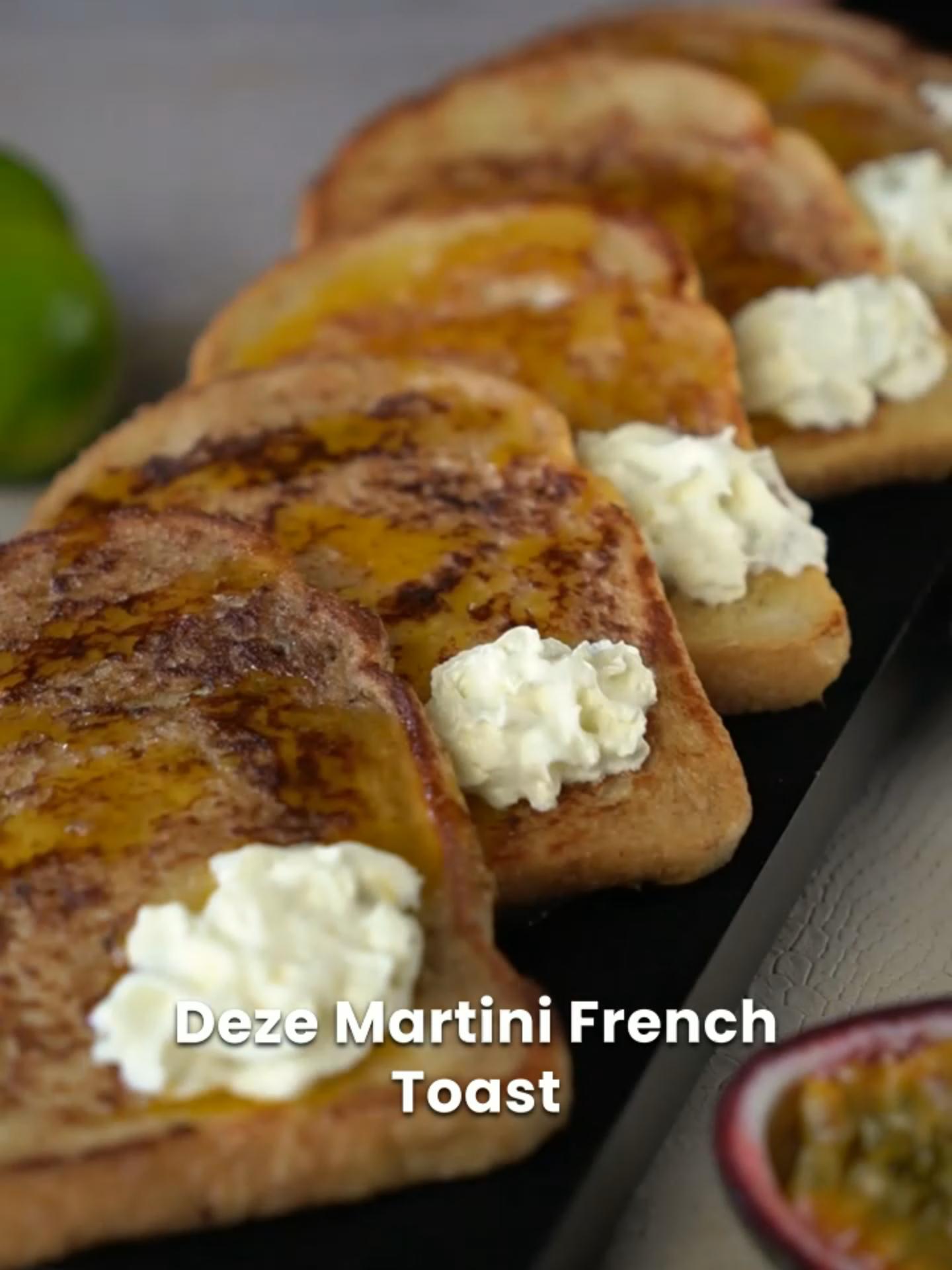 Comment 'RECEPT' en krijg een gratis kookboekje opgestuurd! Porn star martini French Toast – Zacht, tropisch & een tikkeltje luxe! 🍞🥭 Deze wentelteefjes zijn allesbehalve gewoon: goudbruin gebakken brood met warme vanilletonen, overgoten met een frisse passievruchtensaus en een toef slagroom. Perfect als ontbijt op bed of een verrassend brunchgerecht! ✨💛 Wat heb je nodig? (voor 2 personen) Voor de wentelteefjes: ✦ 4 dikke sneetjes witbrood ✦ 2 eieren ✦ 100 ml melk ✦ 1 el vanille-extract ✦ 1 tl kaneel ✦ 1 el suiker ✦ Boter of olie om in te bakken Voor de saus: ✦ 1 passievrucht ✦ 50 ml passievruchtensap ✦ 1 el suiker ✦ 1 el limoensap ✦ 1 el passievruchtlikeur (optioneel) Voor de garnering: ✦ Slagroom Zo maak je het: 1. Saus maken – Doe de passievruchtpulp, het sap, suiker en limoensap in een pannetje. Verwarm 2–3 minuten op laag vuur tot het iets indikt. 2. Afmaken – Voeg de passievruchtlikeur toe, roer goed door en zet apart. 3. Eimengsel maken – Klop de eieren los met melk, vanille, kaneel en suiker. 4. Brood weken – Doop het brood één voor één in het eimengsel, laat goed intrekken. 5. Bakken – Verhit wat boter of olie in een pan en bak de sneetjes 2–3 minuten per kant tot goudbruin. 6. Serveren – Stapel de wentelteefjes op een bord, besprenkel met de saus en top af met slagroom. 💡 Tip: Geen passievruchtlikeur in huis? Laat weg of vervang door een scheutje sinaasappelsap voor een milde touch! 🍽 Volg @bijzonderlekker voor meer verrassende ontbijtjes & zoete weekendverwennerij! #FrenchToast #Wentelteefjes #Ontbijtfeestje #TropischGenieten #WeekendBrunch #Bijzonderlekker #Ontbijtinspiratie #WarmOntbijt #SnelleStart #TikTokFood #FoodGoals #ComfortFood #FoodVibes