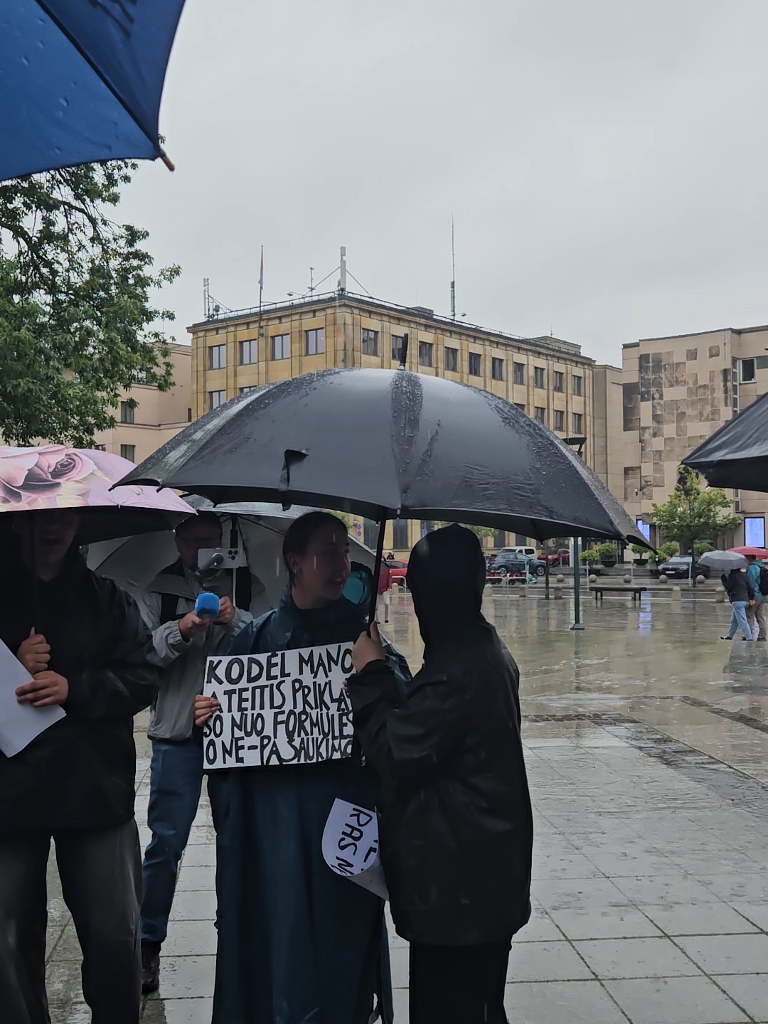 Šalia Vyriausybės abiturientai susirinko į protestą, kuriame išsakys savo reikalavimus Švietimo, mokslo ir sporto ministerijai