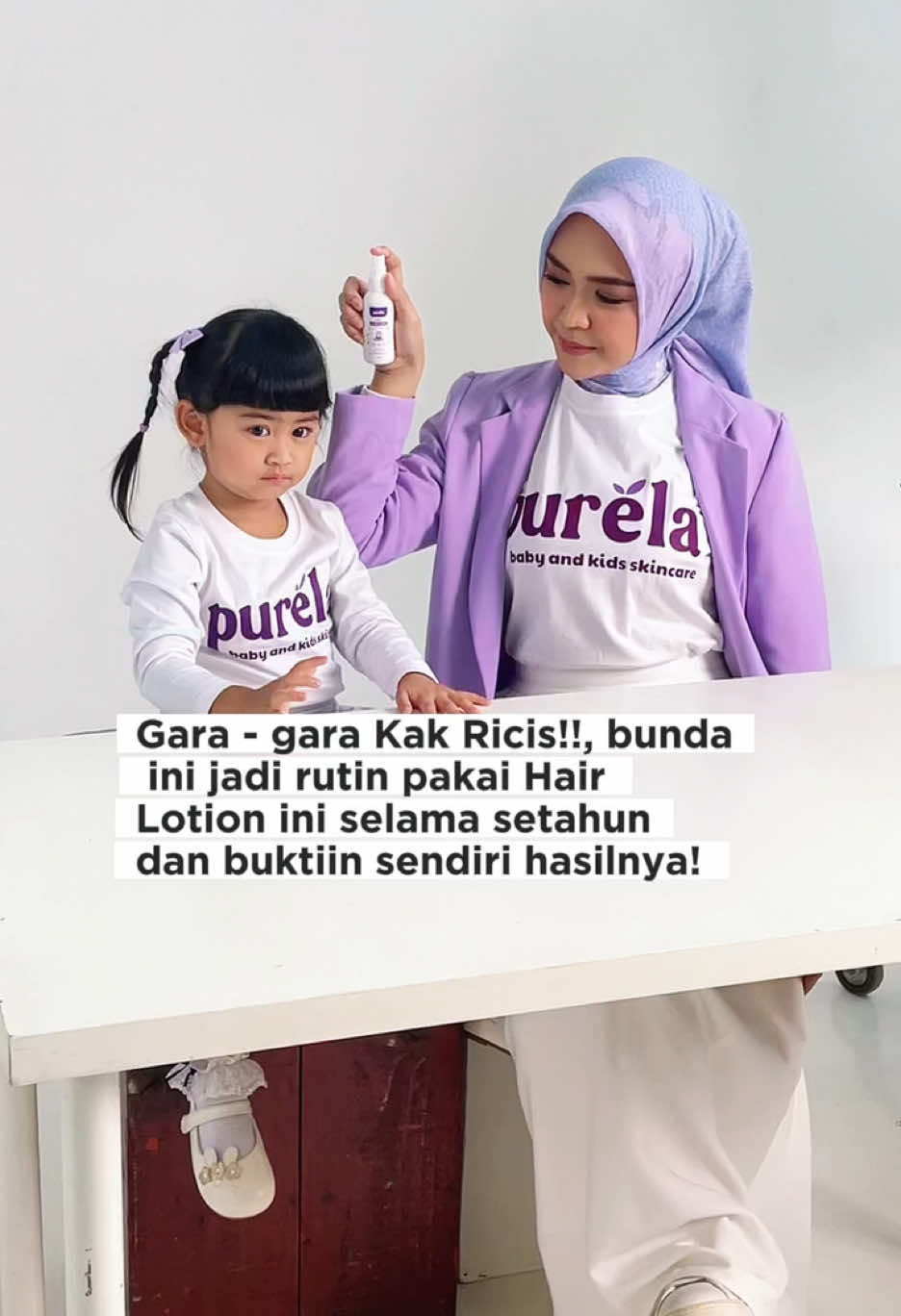 Gara-gara Bu Icis, bunda ini jadi rutin pakai Purela Baby Hair Lotion selama setahun! 😍 Dan ngerasain sendiri juga rambut sikecil yang tadinya tipis banget sekarang jadi makin lebat, sehat dan wanginya yang tahan seharian 💜 Yuk klik keranjang kuning sekarang 🛍️ #skincareanak #skincareanakaktif #purela #purelaskincareanak #babyhairlotion 