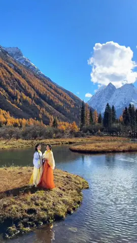 🍁ฤดูใบไม้ร่วงนี้ ออกเดินทางสู่โลกแห่งเทพนิยาย! จุดหมาย: ภูเขาสี่พี่น้อง & หุบเขาปี้เผิงโกว หลีกหนีความวุ่นวายของเมือง แล้วมาสัมผัสความงดงามของธรรมชาติแท้ ๆ เมื่อแสงแดดยามเช้าสาดกระทบยอดเขาหิมะของภูเขาสี่พี่น้อง ผืนป่าที่เต็มไปด้วยใบไม้สีทองก็ถูกแต่งแต้มให้สว่างไสว หิมะขาว ต้นไม้หลากสี และหมอกบาง ๆ รวมกันเป็นภาพวิวที่สวยราวกับภาพฝัน ส่วนฤดูใบไม้ร่วงของหุบเขาปี้เผิงโกว ก็ราวกับมีใครทำสีหกลงบนผืนผ้าใบ ใบไม้แดง เหลือง และต้นสนเขียว สะท้อนกับผืนน้ำสีฟ้าใส เหมือนภาพวาดสีน้ำมันที่มีชีวิต เดินเล่นบนทางเดินไม้กลางป่า ทุกก้าวคือมุมถ่ายรูปสุดปัง สวรรค์ของสายถ่ายภาพ เหมาะกับคู่รัก แก๊งเพื่อน หรือครอบครัว 🌄2 วัน 1 คืน ราคาเพียง 7,900 บาท/คน รวมรถรับส่ง ที่พัก ตั๋วเข้า อาหาร และไกด์ดูแลตลอดทริป! ช่วงเวลาสุดโรแมนติก มีแค่ปีละครั้ง จองตอนนี้ ก่อนที่ใบไม้จะร่วงหมด!#chinatiktok #tiktokchina #china #tiktokchina #tiktokviral #chinatrip #traveltiktok #tiktoktravel #tiktokthailand #tiktok #trip #chengdu #jiuzhaigou #sichuan #bipenggou #siguniangshan #bipenggou #travelchina 