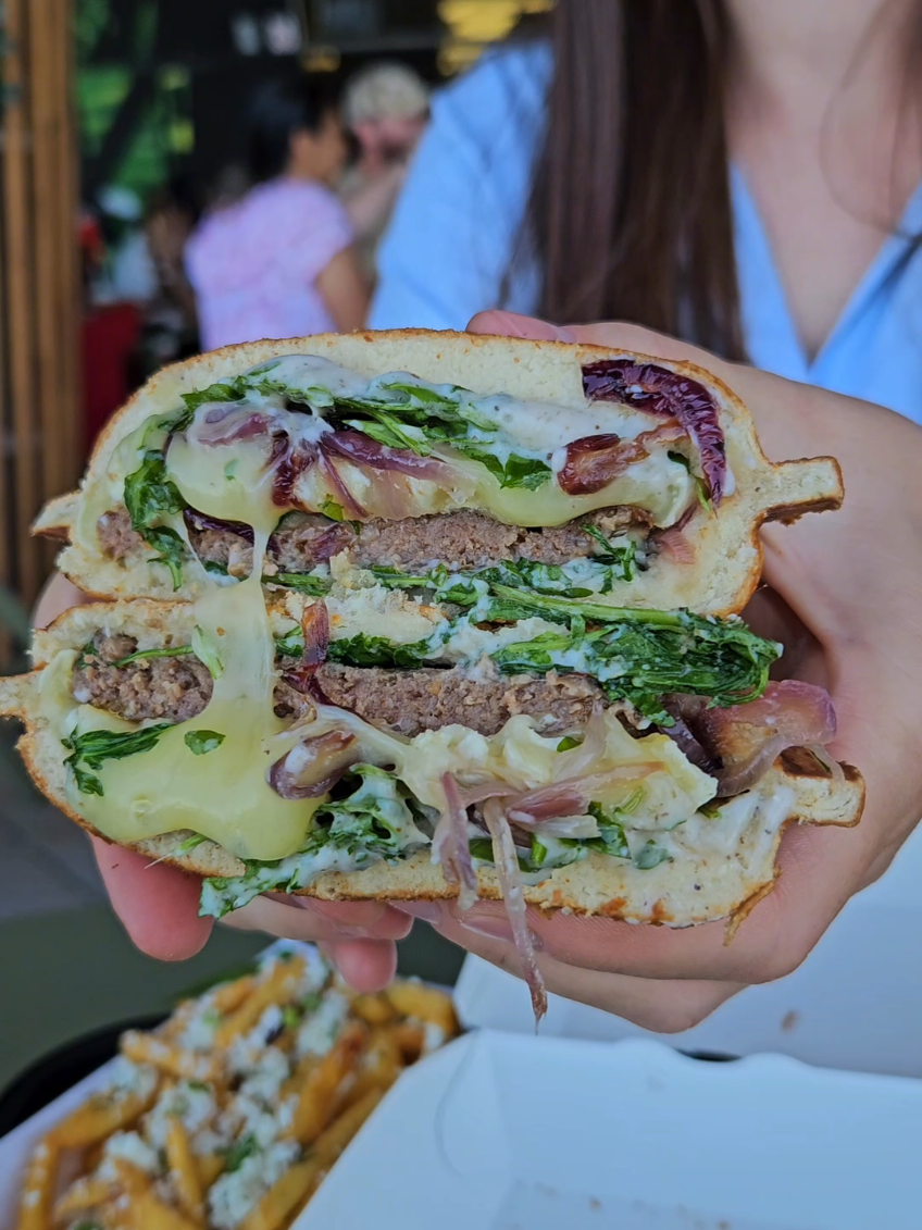 📍Urban Smash, City Park Mall Constanța #foryou #fyp #fyy #ufoburger #desert #nutella #inghetata #burger #burgers #constanta #fastfoodlife #restaurant #mancare #dulce #dulciuri #viral 
