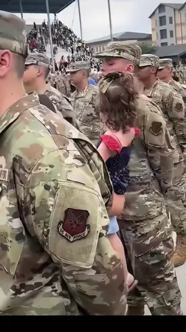 Khoảnh khắc những người lính sắp xa gia đình vì tổ quốc 