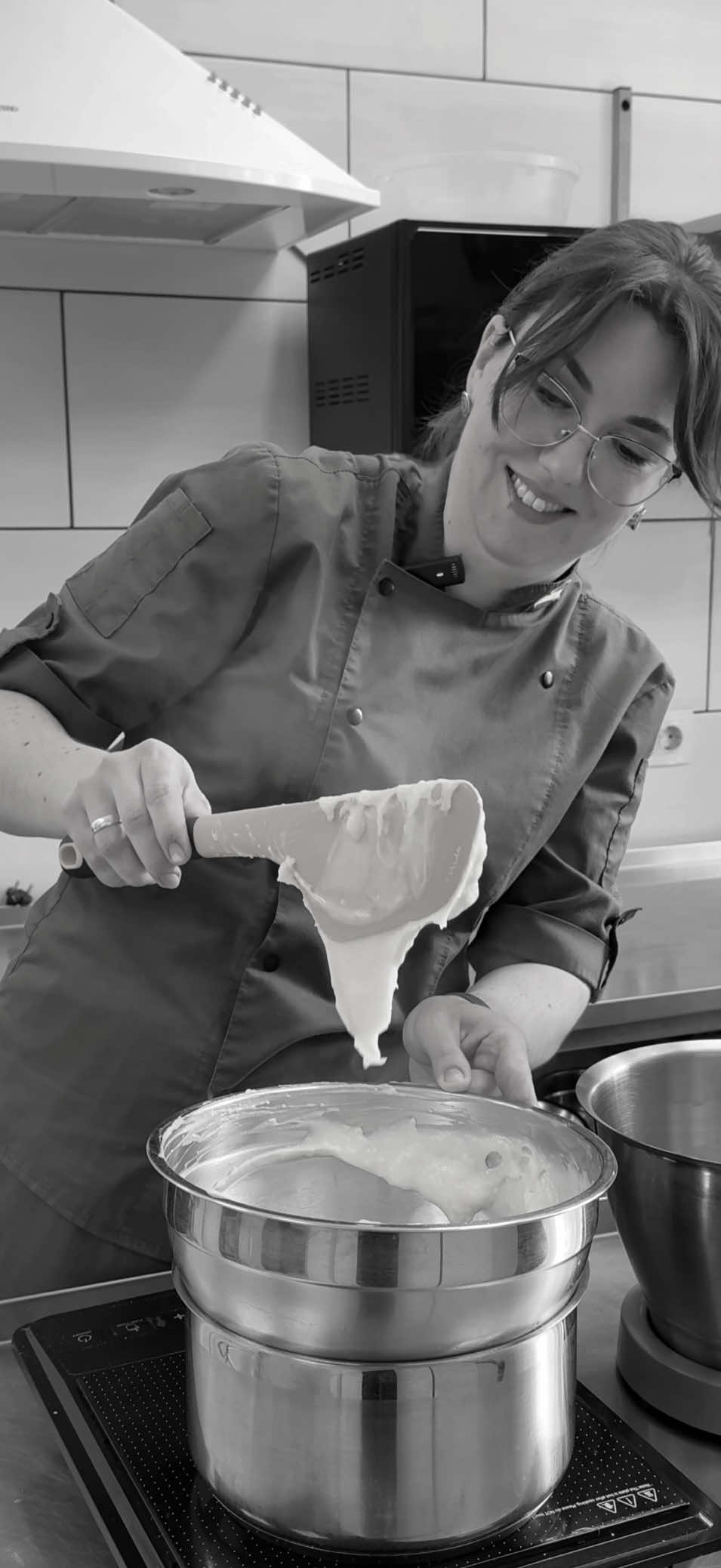 Крем-пломбір: м’який, стабільний і небезпечно смачний! ⚠️ Обережно: цей крем змусить забути про дієту 😅 🔸 Інгредієнти: – 2 яйця – 240 г цукру – 700 г сметани (20%+ жирності) – 6 ст. л. борошна (просіяти) – 240 г вершкового масла (82% жирності) 👩‍🍳 Заварюємо основу на водяній бані, збиваємо масло, об’єднуємо — і в холодильник на стабілізацію (як після важкого дня). Дивись уважно, в цьому відео багато секретів від @Юлія  А у наступному відео — збірка та декор торта. Стеж за серією, далі ще смачніше! 🍰 #кондитерська #запоріжжя #бентоназавтра #бентоназамовлення #3dторт #тортнасвято #сніданки #тортназамовлення #рецепткрема #рецепт #рецептторта 