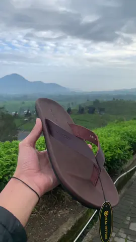 Sendal kulit sebagus ini cuma diharga 100 rban aja guyss🥰 #sendalpria #fyp #fypシ゚ #foryoupage #fyppppppppppppppppppppppp #sendalkulit 