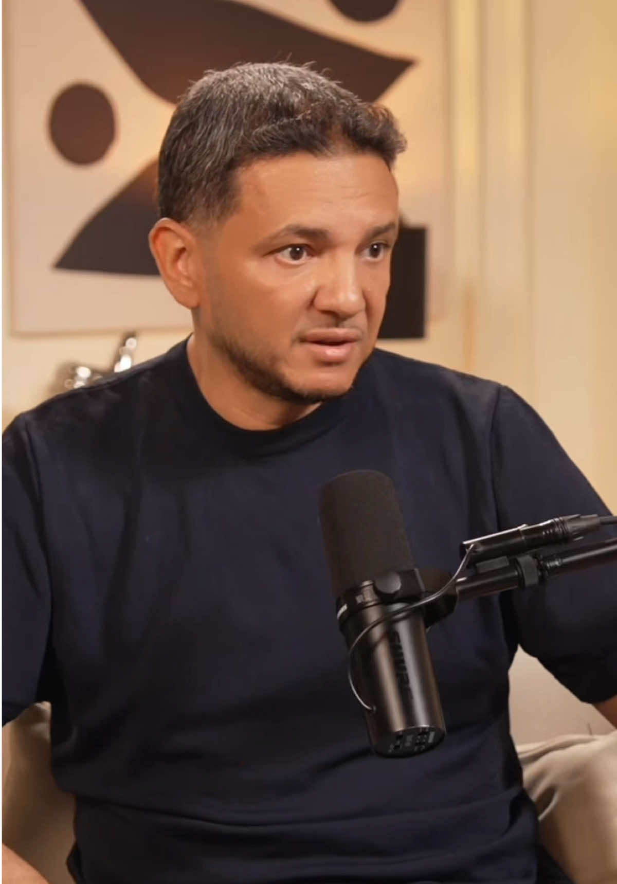 Oui, on peut être spirituel sans religion. Oui, on peut croire en Dieu sans appartenir à un groupe. Oui, on peut être profondément connecté au divin sans suivre un dogme. La religion, telle qu’on la connaît aujourd’hui, n’est pas descendue du ciel. Elle a été façonnée par des hommes. Des hommes avec des intentions humaines : organiser les masses, maintenir l’ordre, asseoir un pouvoir, imposer une vision unique. On a sacralisé des règles pour mieux contrôler les consciences. On a associé l’obéissance à Dieu à l’obéissance à une autorité religieuse. Mais la vraie spiritualité, elle, ne dépend d’aucune institution. Elle se vit dans le silence du cœur, dans l’épreuve, dans le doute, dans l’amour, dans la recherche sincère. Elle ne te demande pas comment tu t’habilles ou combien de prières tu fais par jour. Elle te demande : est-ce que tu es vrai ? est-ce que tu es en lien ? est-ce que tu es en paix ? Beaucoup de croyants quittent la religion organisée non pas parce qu’ils rejettent Dieu, mais parce qu’ils ne le retrouvent plus dans ce qui leur est imposé. Parce qu’ils cherchent autre chose : une relation vivante, libre, vibrante. Et cette quête-là est légitime. Le spirituel n’est pas l’ennemi du religieux. Mais il lui survit quand le religieux trahit sa promesse.