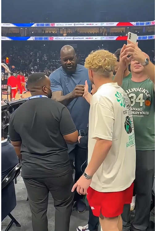 Shaq is a Gentle Giant🥰#fyp #basketball #foryoupage #NBA #foryou#respect #shaq#nbaplayoffs #basketball 