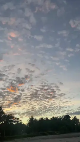 kalo libur wajib ke krui 😍😍 #fyp #fypシ #tiktok #pesisirbarat #pantaimandirikrui #lasurf #holiday #ombak #sunrise #beautiful #view #liburan 