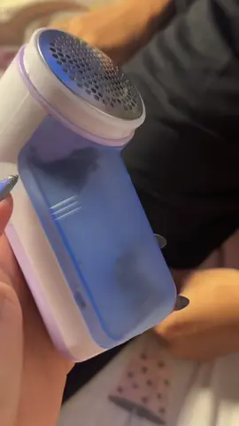 mga usong damit ngayon puro himulmulin kaya laking tulong talaga neto mga dzaii #lintremover #lint #rechargeable #himulmol #pants #shirt #tiktokfinds #foryou 