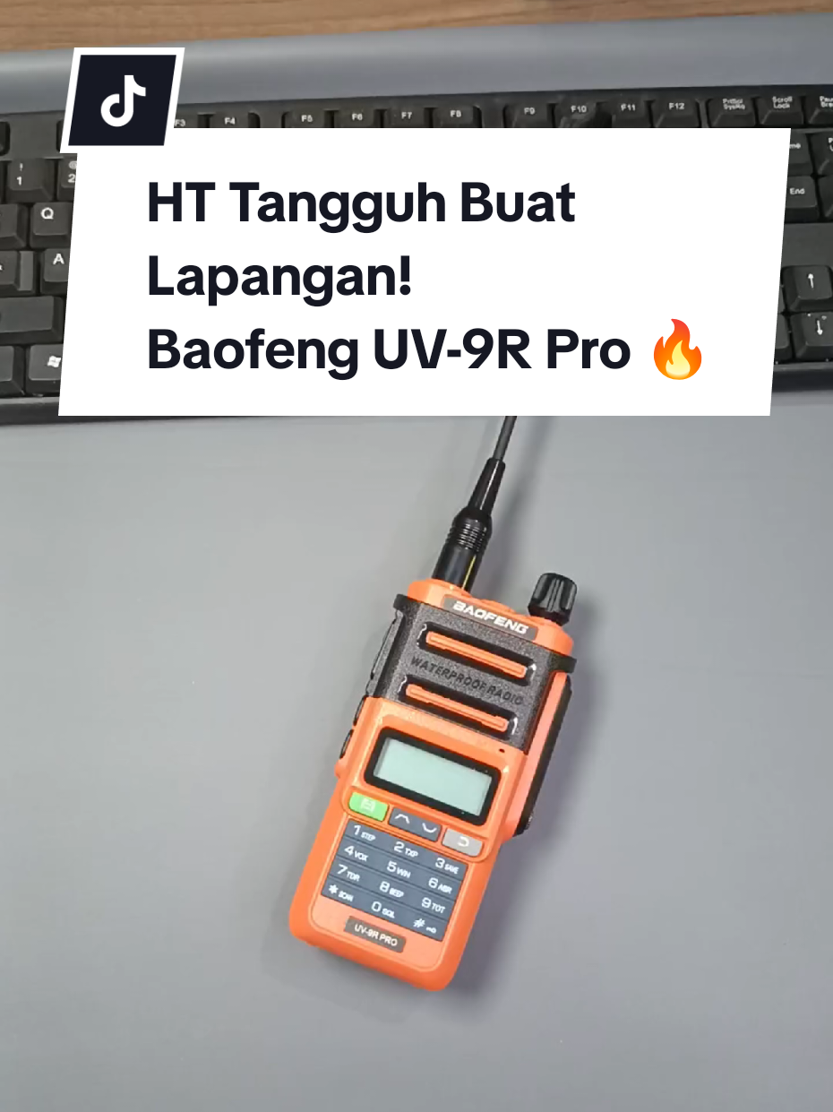 Kerja di lapangan tapi sinyal HT sering putus? Baofeng UV-9R Pro ini solusinya! Daya 5W, baterai tahan lama, dan frekuensi lengkap buat segala situasi.  Cocok buat yang kerja di proyek, touring motor, security, hingga petugas lapangan.  #httangguh #baofenguv9rpro #walkietalkiepro #htlapangan #htproyek #htoutdoor #htbaofengoriginal #htmurahberkualitas #htterbaik #htrekomendasi #httouring #htsecurity #httahanair #radiokomunikasi #htvhfuhf #pakaihtaja 