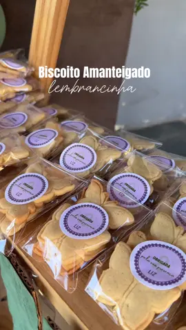 Biscoito Amanteigado . Ingredientes: • 3 + 3/4xc de farinha de trigo (eu gosto de usar a venturelli de saquinho de papel - vocês encontram dela no @opasupermercadooficial @avenidasupermercadosoficial ) • 1 colher de chá de fermento • 1/2 colher de chá de sal  • 1 xícara de manteiga  • 1 e 1/2 xícara de açúcar (pode diminuir um pouco se você não gostar de muito doce) • 2 ovos  • 2 colheres de chá de baunilha  . . . #lembrancinha #festa #festainfantil #biscoito #biscoitoamanteigado 