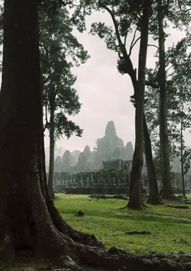 ទិដ្ឋភាពភ្លៀងធ្លាក់នៅប្រាសាទបាយ័ន🌧️🌿#Kdebexplore #siemreap #cambodia🇰🇭 #rain 