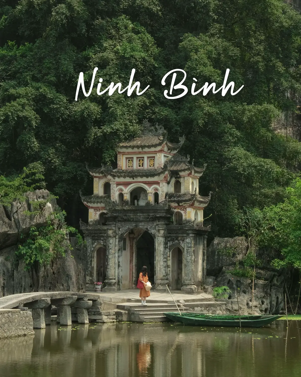 🛵 Di chuyển:  Từ Hà Nội mình đi xe limousine Tràng An, giá 170k/người, đón trả tại Rạp Xiếc Trung Ương Tại Ninh Bình, mình đi Xanh SM, chia ra mỗi người 7-25k/chuyến tuỳ vào độ dài chuyến đi. 🛵 Lưu trú: Chuyến này mình mình ở ngay trong Hang Múa, Hang Múa Ecolodge, nếu mọi người muốn ở bên Tam Cốc có thể ở An Nam Ơi cách Tam Cốc khoảng 5p đi bộ. 🛵 Những điểm tham quan:  - Tam Cốc: vé người lớn 250k, nên leo Hang Giời với Đỉnh Mây, chụp từ trên cao xuống siêu đẹp, chiều thuyền về có thể nhờ chú lái thuyền dừng tại quán cafe Coffee bar by 24 cafe & chill. - Chùa Bích Động - Hang Múa: 100k/người, đang có mùa sen đẹp nên mọi người tranh thủ nhé, nên chụp sáng sớm. Mình ở trong Hang Múa nên không tốn vé. - Phố cổ Hoa Lư: free Ngoài ra mọi người có thể tham khảo thêm: - Tràng An: 250k - Tuyệt Tình Cốc: 50k - Rừng Cúc Phương - Đầm Vân Long - Đan viện Châu Sơn. 🍜 Đến Ninh Bình ăn gì? - ﻿﻿SisterFields - ﻿﻿Grandma's Garden - ﻿﻿Chaewon: ngon nha, nhưng không ship về. Chuyến này mình đi trời mưa nên không chụp nhiều, mình có sử dụng hình ảnh các chuyến đi trước, mọi người tham khảo nhé #ninhbinh #whereizhanhan #hanhhanhkhonghanh #checkinvietnam 