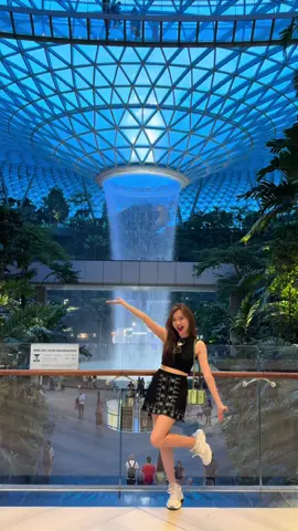 Jewel Changi airport - Nơi có thể sống ảo ngàn tấm, chụp sáng hay tối đều rất đẹp #singapore #travel #singaporetiktokers🇸🇬 #traveltiktok #jewel #changi #outfit #travelsingapore #trending #fyp #changiairport #outfitideas 