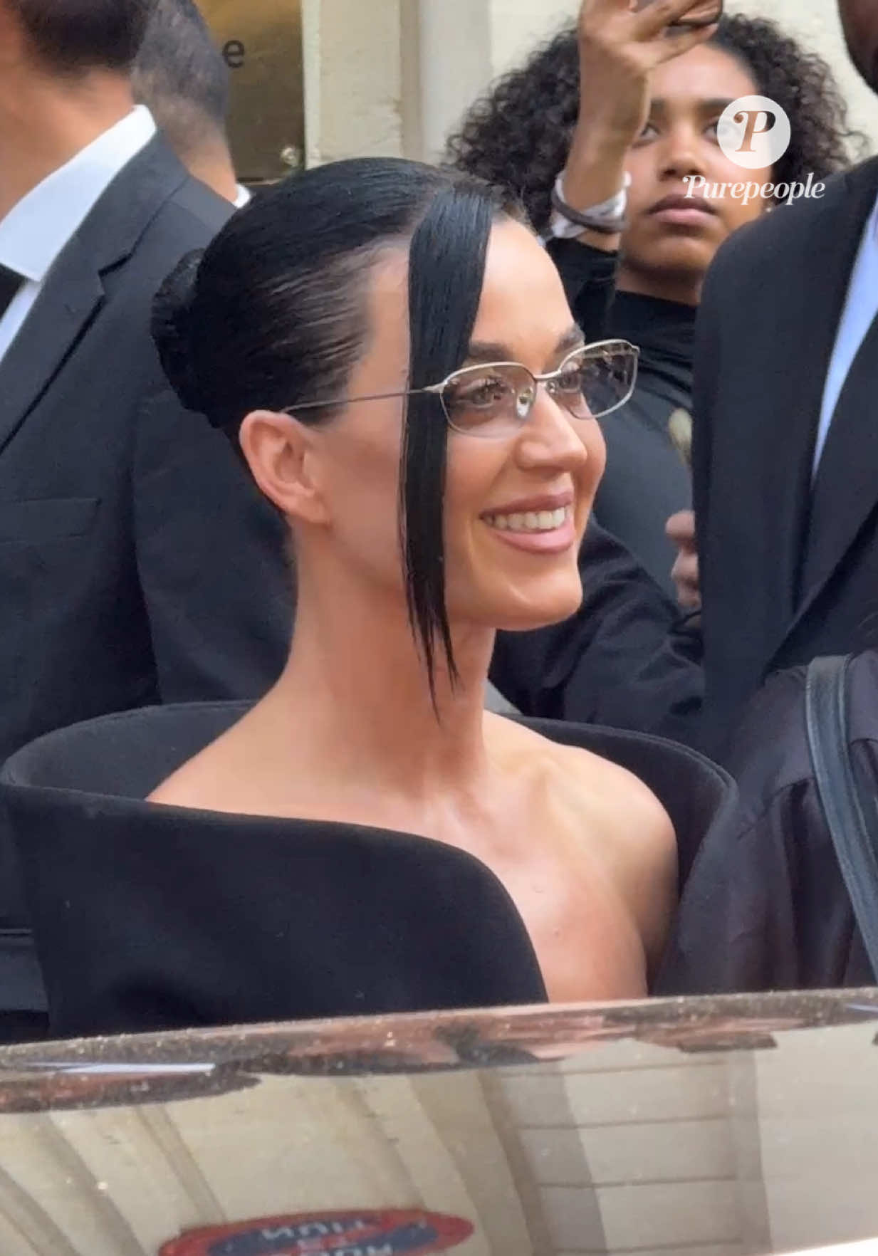 🔥 Katy Perry quitte le défilé Balenciaga Haute Couture aujourd’hui à Paris #katyperry #balenciaga #hautecouture #pfw #fashionweek #abacapress