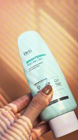 Có những ngày mệt mỏi, mình chẳng làm gì nhiều… Chỉ rửa mặt, tẩy da chết nhẹ nhàng, rồi thở thật sâu. 🌿 Dr.G Brightening Peeling Gel – dịu nhẹ như một cái ôm dành cho làn da. Tẩy mà không khô, sáng mà không đau. Mỗi lần dùng là một lần mình nhắc nhở bản thân: “Mình xứng đáng với sự dịu dàng.” #SkincareTinhTe #PhuNu30s #TuYeuMinh #SkincareHealing #DrGPeelingGel #SelfCareMood #LamDepLaHanhTrinh #peelinggel 