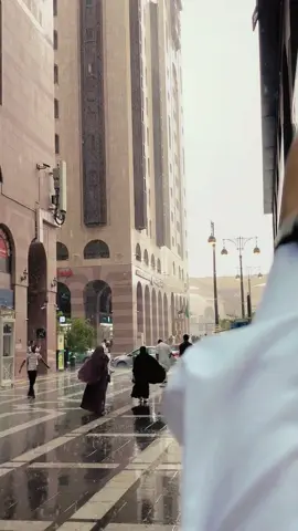 Bebaslah sebebas bebasnya, lakukanlah apa saja yang membuatmu bahagia dan hiduplah seperti sebelum kamu mengenalku  #umrah #madina #medina #madinah #hujan #umrahmemories #makkah #arab 