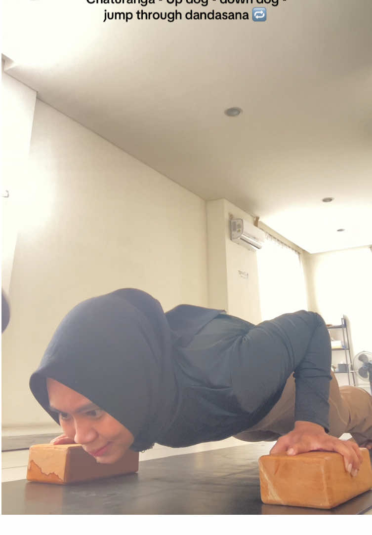 Ashtanga😡 + blocks🥲😡 #yogatok #yoga #ashtanga #ashtangayoga #chaturanga #dandasanavariation 