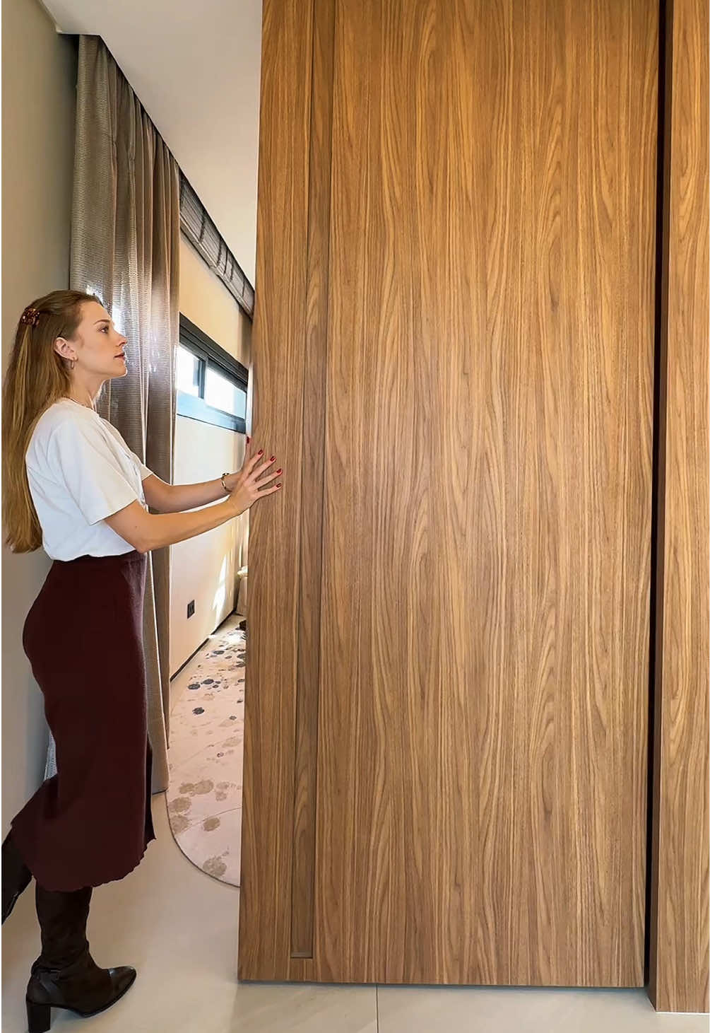 A porta piso-teto executada no escritório dessa residência é um exemplo de solução que une integração e privacidade. Com trilho superior embutido no gesso e sem trilho inferior, o sistema garante fluidez na circulação e um visual mais limpo entre os ambientes. O revestimento em MDF acompanha o mesmo acabamento dos painéis e móveis do espaço, reforçando a unidade visual do projeto. Uma escolha ideal para quem busca dividir sem isolar, mantendo leveza, continuidade e sofisticação no projeto de interiores. Se você também deseja incluir essa solução no seu projeto, clica no link da bio e solicite um orçamento!  #portasaltopadrao #projetodeinteriores #portasinternas #projetoaltopadrão #projetoescritório