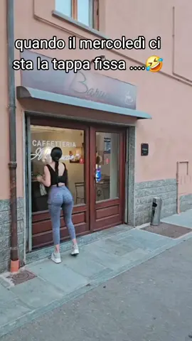 #baristaditiktok #barista il mercoledì si puliscono le vetrine del BARUCCIO 🤣🤣