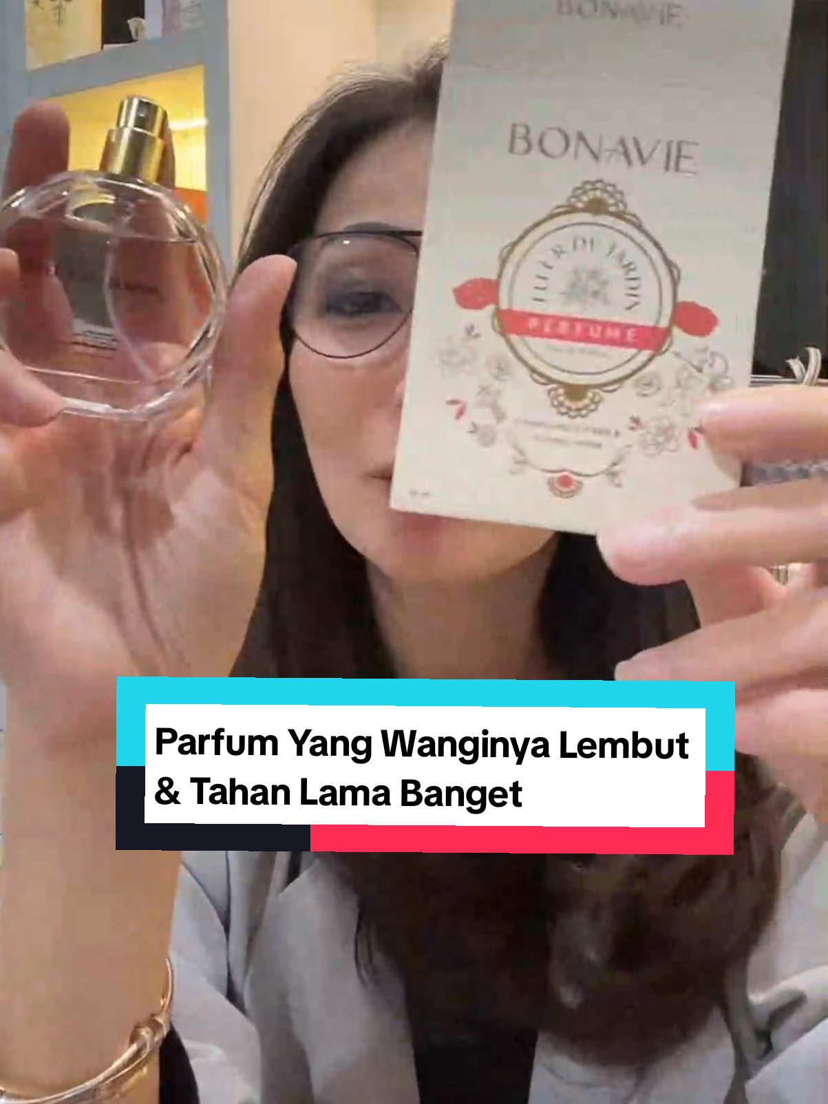 Wanginya tahan lama banget. Buat yang suka aroma bunga yang lembut tapi awet....ini dia Fleur Du Jardin, wanginya lembut bisa tahan lama banget, cocok buat cewek aktif seharian. Mumpung hari ini promo, Yuuk langsung langsung gercep Kak. #parfum #parfumviral #parfumcewek #parfumwanita #parfumtahanlama #bonavie #promo 