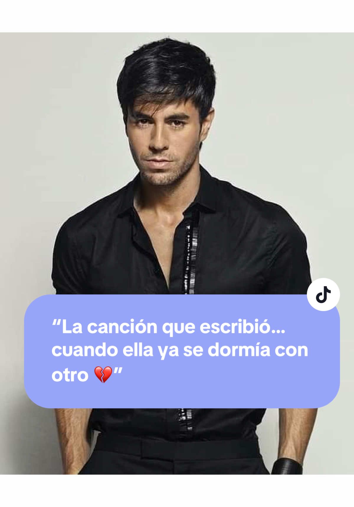 La canción que Enrique Iglesias escribió… sabiendo que ella dormía con otro. Texto narrativo (1:10 min): A simple vista, “Duele el Corazón” suena como un tema para bailar. Pero si prestas atención, es una historia de celos, culpa… y resignación. Enrique Iglesias escribió esta canción inspirado en una relación que no podía controlar. Ella ya no era suya. Ya no estaban juntos. Pero seguían viéndose… a escondidas. Y mientras él la amaba a medias, ella tenía otro que la cuidaba más, pero la hacía feliz menos. Un día, ella se fue. Y él entendió que no la perdió por otro… la perdió por su falta de amor real. “Si te vas, yo también me voy… si me das, yo también te doy.” Es la confesión de un hombre que amó tarde, que dio poco, y que ahora solo puede decirle: “Tal vez conmigo duele el corazón… pero con él, te duelen los besos.” No es una súplica. Es un intento desesperado de seguir siendo necesario. Y lo más triste es que… ya no lo era. #dueleelcorazón #EnriqueIglesi#EnriqueIglesi#enriqueiglesiasrt#duellenhPop #T#SpanishPop #TikTokLatinom#PerdióPorNoAmarn#ConfesiónEnUnaCancióno#DolorConRitmo 