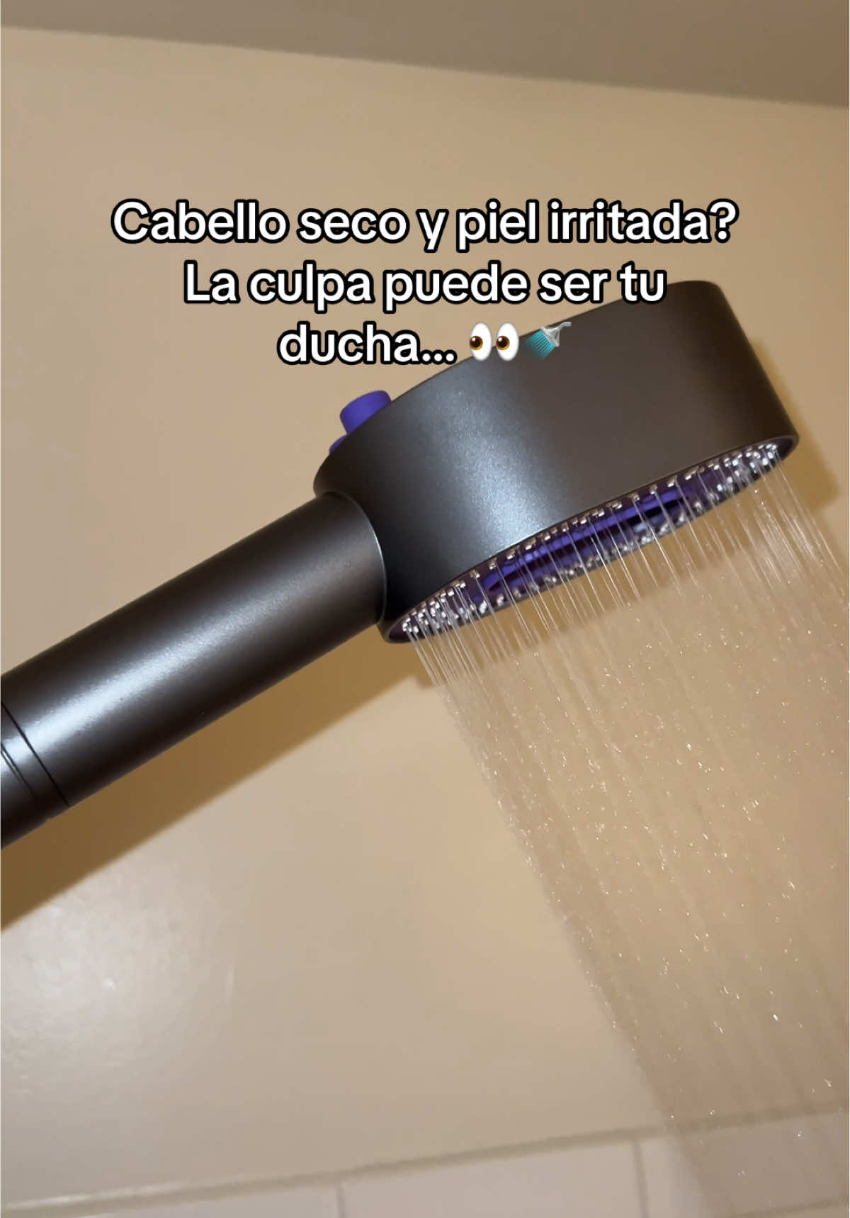 Yo pensaba que era mi shampoo… pero era el agua. 💧😅   #FiltroDeDucha #CuidaTuPiel #ShowerHack  #s#showerproducts#s#showerss#showertiktokb#bathbathroom #b#bathroomremodel#bathroomdecorb#bathroomdesignt#tiktokc#cleaningc#cleanw#washinghair #bodycares#summerheat#s#Summerh#healthh#hairhealthshower #skincaretiktok