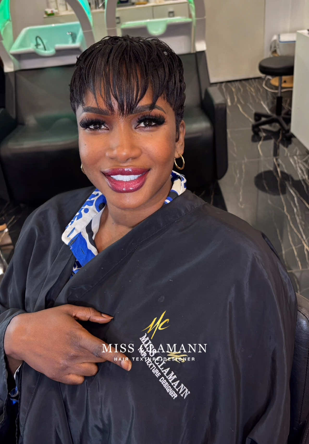 PIXIE FRANGE 😍😍 ⬇️Rendez-vous au⬇️ 📍102 Avenue Saint-Ouen, 75018 Paris 🇫🇷 📞 01.89.16.66.26 ❤️: miss_clamann_htd 🌐https://missclamann.com/ ⏲️Lundi au de 10h30 à 19h00 ⏲️Samedi de 9h30 à 19h00 #pixiecut #hairstyling #paris #hairstyle #blackbeauty #pourtoii #tendance #viral #foryou 