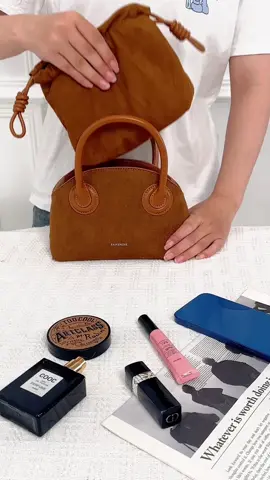 Ukuran boleh kecil, tapi bisa muat banyakkk!🤩 #rainsmore #fashionimpact #smallbutmighty #statementpiece #petitebutpowerful #uniquestyle