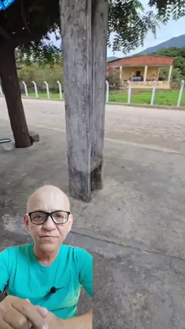 Você Tem um Poste na Calçada? Descubra o Direito que Pode Economizar Dinheiro na Sua Conta de Luz!* Se você é proprietário de um imóvel com um poste de energia elétrica na calçada em frente à sua casa, é possível que você tenha direito a descontos ou compensações na sua conta de luz. Muitas pessoas desconhecem esse direito, mas é importante saber que as concessionárias de energia elétrica podem oferecer benefícios para os proprietários de imóveis que abrigam seus equipamentos. A presença de postes de energia elétrica em áreas públicas ou privadas é comum em muitas cidades, e embora sejam essenciais para a distribuição de energia, podem gerar dúvidas sobre quem é responsável por esses equipamentos e se os proprietários têm algum direito relacionado a eles. *Como funciona o direito a desconto?* As concessionárias de energia elétrica são autorizadas a instalar postes e outros equipamentos em espaços públicos, incluindo calçadas em frente a residências. Em alguns casos, os proprietários de imóveis podem ter direito a descontos ou compensações pela presença desses equipamentos. Isso pode variar de acordo com as políticas de cada concessionária e as regulamentações estabelecidas pela Agência Nacional de Energia Elétrica (ANEEL). *O que fazer para solicitar o desconto?* Se você é proprietário de um imóvel com um poste de energia elétrica em frente à sua casa, é importante verificar se você tem direito a algum desconto ou compensação. Aqui estão os passos que você pode seguir: 1. *Verifique o contrato de energia elétrica*: Veja se há alguma cláusula que mencione descontos ou compensações por postes ou outros equipamentos. 2. *Contate a concessionária de energia elétrica*: Entre em contato com a concessionária que atende à sua área e pergunte sobre suas políticas de descontos ou compensações. 3. *Verifique as regulamentações da ANEEL*: A ANEEL pode ter regulamentações específicas sobre descontos ou compensações para proprietários de imóveis com postes ou outros equipamentos de energia elétrica. *Por que é importante saber sobre esse direito?* Muitas pessoas não sabem que têm direito a descontos ou compensações pela presença de postes de energia elétrica em frente às suas casas. Saber sobre esse direito pode ajudar a economizar dinheiro na conta de luz e garantir que você esteja recebendo todos os benefícios aos quais tem direito. Não perca a chance de economizar dinheiro! Verifique se você tem direito a descontos ou compensações pela presença de postes de energia elétrica em frente à sua casa e aproveite ao máximo os benefícios que você pode receber.