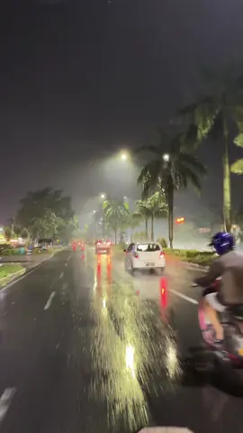 Pekanbaru dengan hujannya #pekanbaru #hujan #anakrantau #malam 