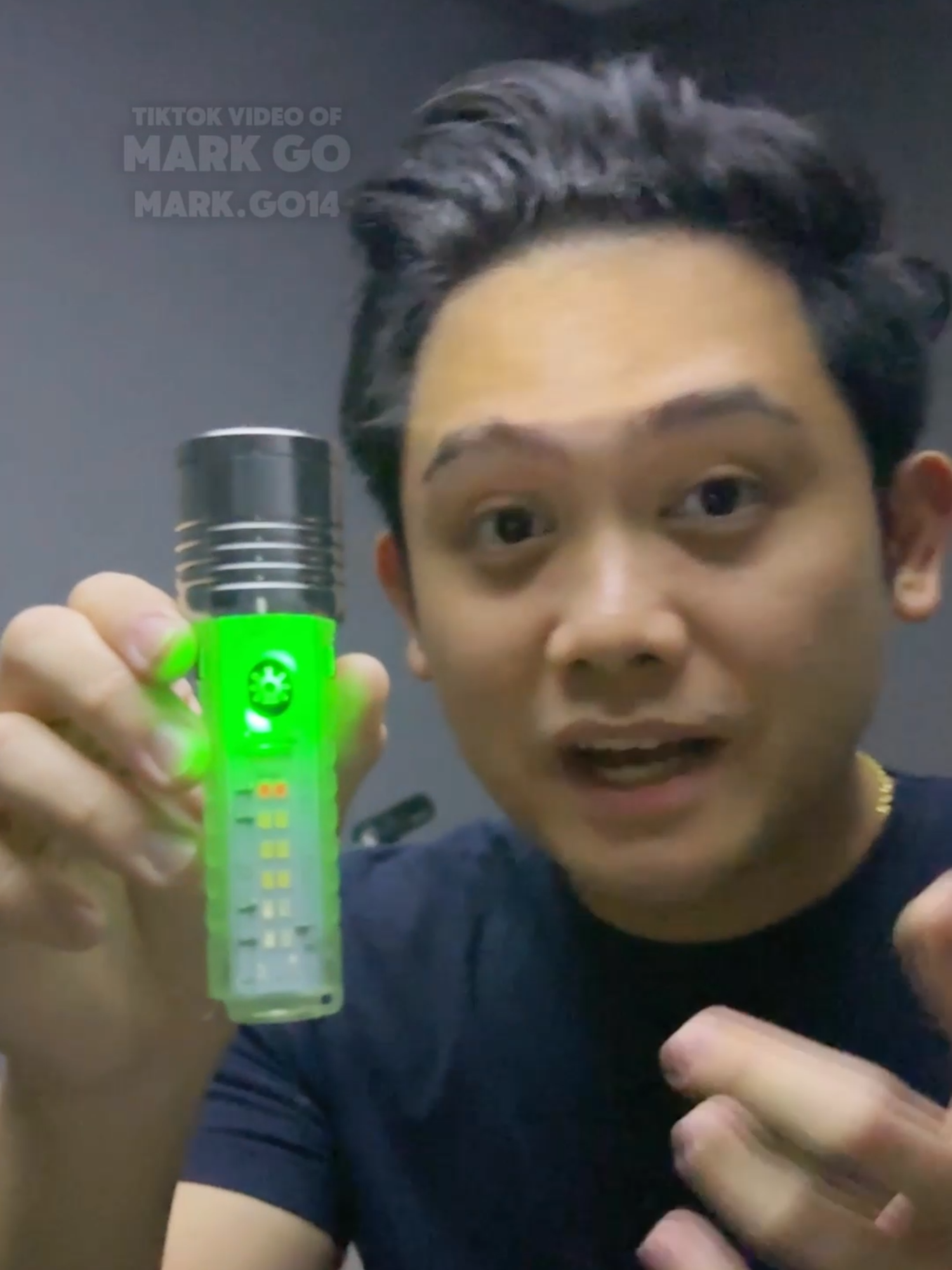 Ano pa yung HAHANAPIN mo sa flashlight? glow in the dark may flood light flash light blue light water resistant rechargeable mini flashlight meron 8 modes na ilaw #flashlight #bluelight