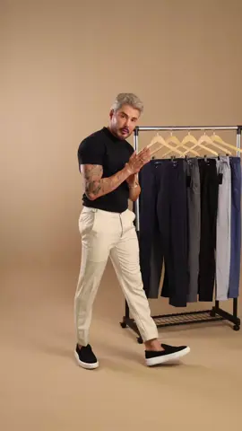 Calça em Alfaiataria com Regulagem Atenas - O Toque de Elegância e Conforto que Você Precisa! Descubra a Calça em Alfaiataria com Regulagem Bariloche, a peça perfeita para quem busca um ajuste ideal e um caimento perfeito ao corpo. Confeccionada em poliviscose premium, esta calça oferece um toque suave e flexível, ideal para qualquer momento do seu dia.