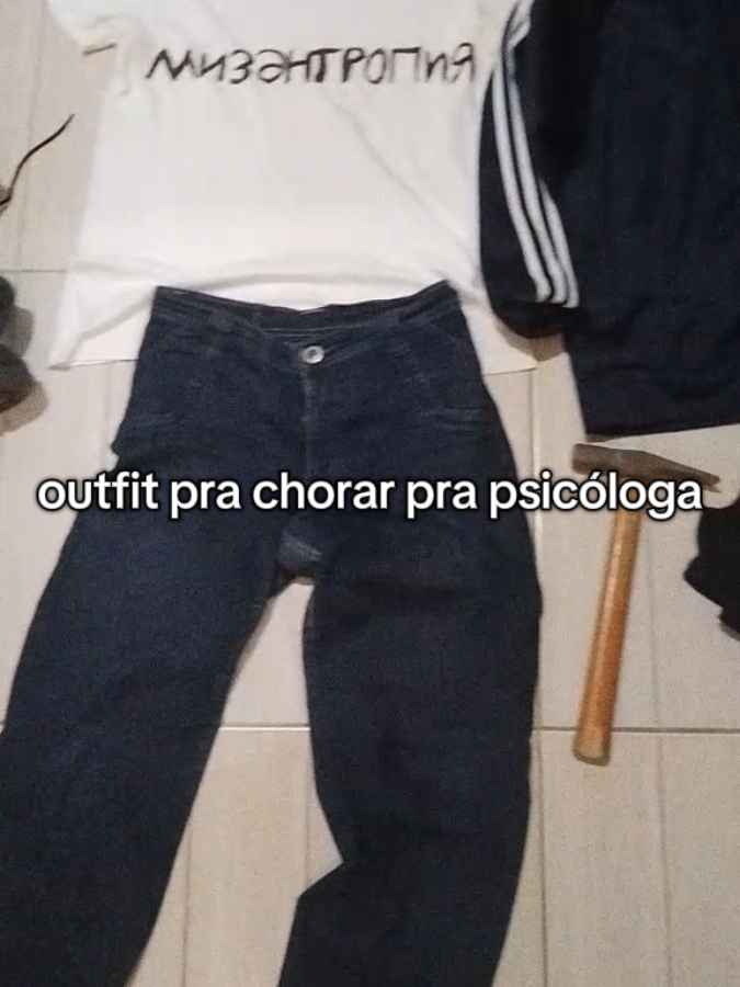 outfit pra me sentir um lixo chorando pra terapeuta #outfit #adidas #misantropia #misantrhopy #misantropy #teeceecee #tcc 