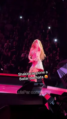 Shakira bailando bachata 🥵 #monotoniashakira #shakiraconcierto #lasmujeresyanolloranworldtour 
