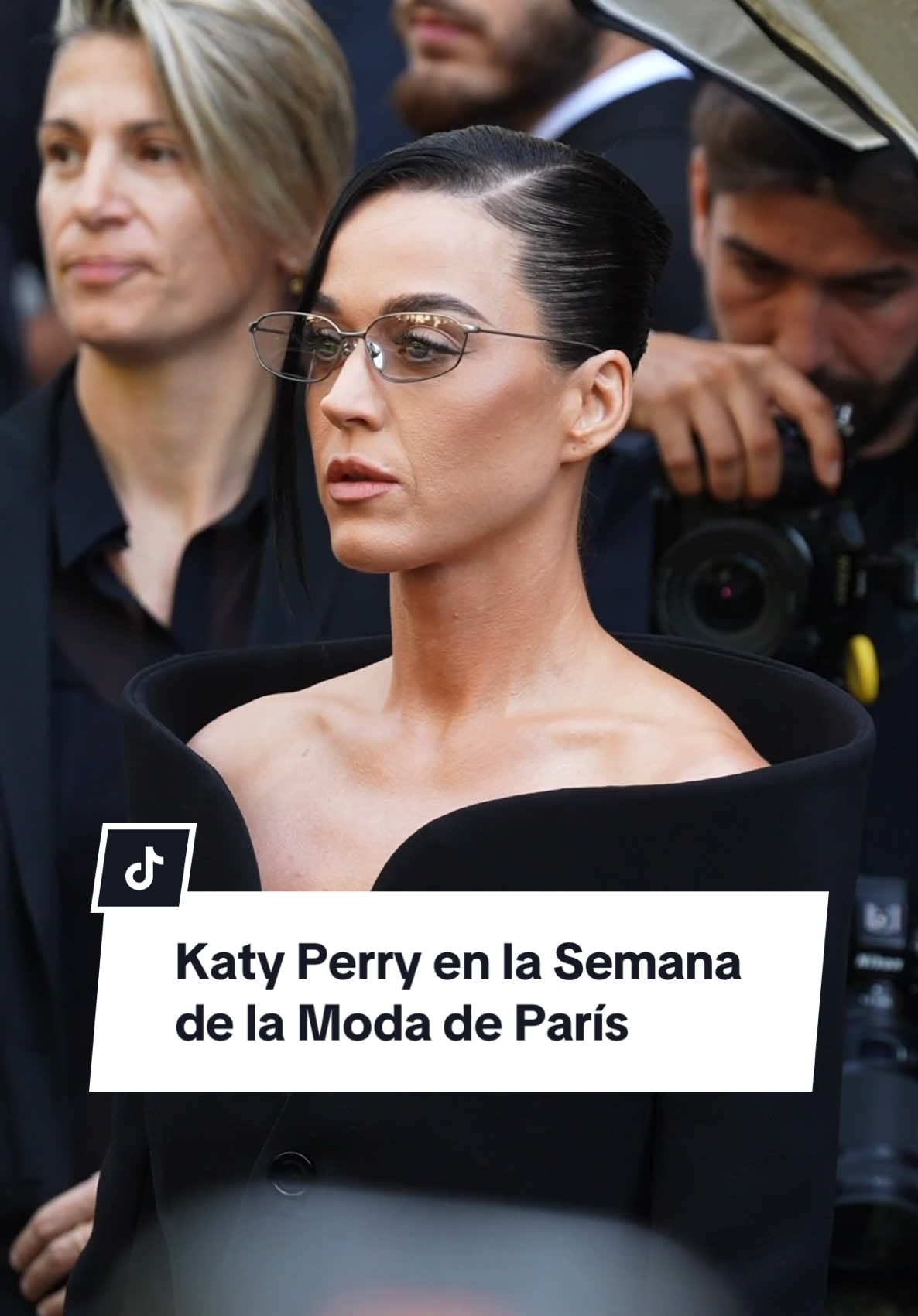 #KatyPerry lució un “sleek hair” elegante con raya al lado y lo complementó con gafas transparentes, un look minimalista que combinó con la estética del desfile de Balenciaga Haute Couture. 🖤 📹: Getty Images  #katy #perry #paris #fashion #fashiontiktok #fashiontok #icon #music #pop 